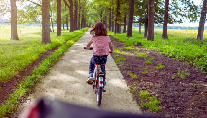 Ontdek de hipste Kinderfiets Trends 2024 voor meisjes bij Generation Fietsen. Van pastelkleuren tot retro designs, vind de perfecte fiets voor jouw kleine avonturier!