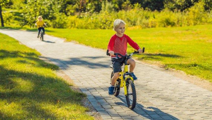 Ontdek de stoere Kinderfiets Trends 2024 voor jongens! Van klassieke modellen tot avontuurlijke mountainbikes en schattige loopfietsen.