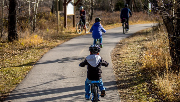 Ontdek de 5 voordelen van fietsen voor kinderen! Tablets weg en ga met je fiets de buitenlucht in . Gezond, sociaal en goed voor het milieu.