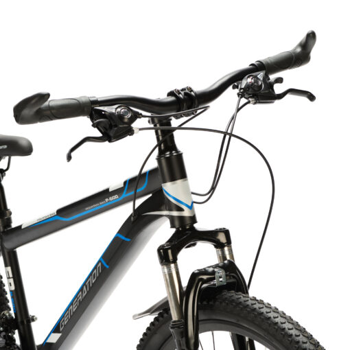 De Generation P-600 Mountainbike 26 Inch – Blauw met spatborden biedt stoerheid en veiligheid voor kinderen (10-14 jaar). Met een robuust design, geveerde voorvork, 21 versnellingen en aandacht voor veiligheidsdetails.