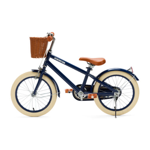 De Generation Retro 16 inch Blauw – Kinderfiets met mandje is perfect voor 4-6 jarigen, met stijlvol design, veilige remmen, en comfort. Inclusief zijwieltjes, ideaal voor een veilige en plezierige fietservaring.