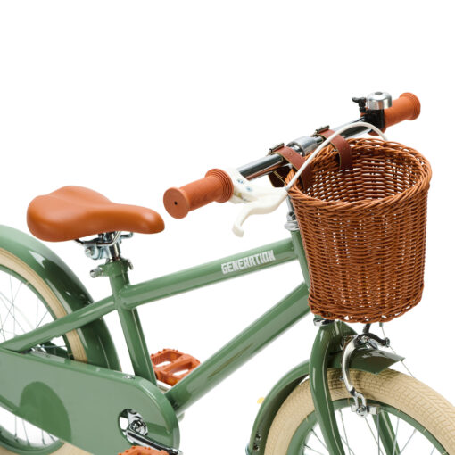 De Generation Retro 16 inch Groen – Kinderfiets met mandje is perfect voor 4-6 jarigen, met stijlvol design, veilige remmen, en comfort. Inclusief zijwieltjes, ideaal voor een veilige en plezierige fietservaring.