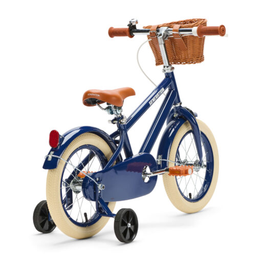 De Generation Retro 14 inch Blauw – Kinderfiets met mandje is perfect voor 3-5 jarigen, met stijlvol design, veilige remmen, en comfort. Inclusief zijwieltjes, ideaal voor een veilige en plezierige fietservaring.