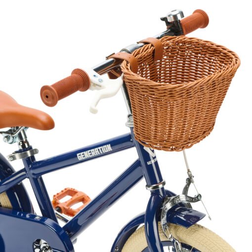 De Generation Retro 14 inch Blauw – Kinderfiets met mandje is perfect voor 3-5 jarigen, met stijlvol design, veilige remmen, en comfort. Inclusief zijwieltjes, ideaal voor een veilige en plezierige fietservaring.