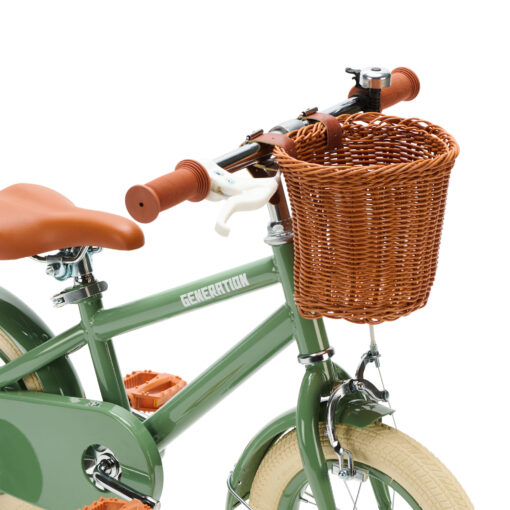 De Generation Retro 12 inch Groen – Kinderfiets met mandje is perfect voor 2-4 jarigen, met stijlvol design, veilige remmen, en comfort. Inclusief zijwieltjes, ideaal voor een veilige en plezierige fietservaring.