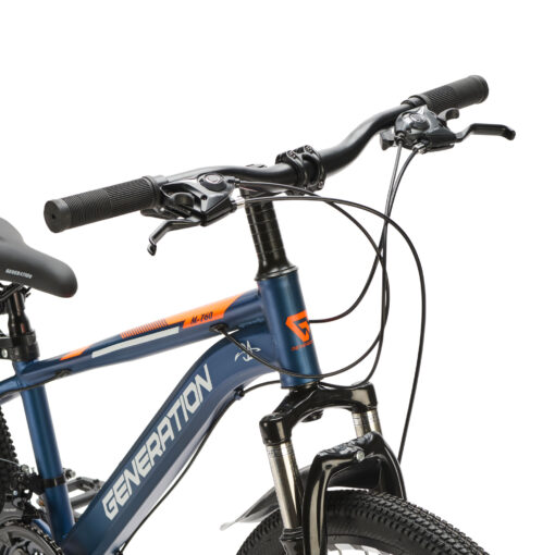 Ontdek de blauwe Generation M-760 Mountainbike 24 inch voor kinderen van 7-10 jaar. Met stoer design, 21 versnellingen en schijfremmen voor optimale veiligheid en plezier!