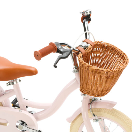 Op de lichtroze Generation Blanco kinderfiets 14 inch met mandje trekt jouw kind zeker de aandacht! Deze stoere fiets, geschikt voor kinderen van 3 tot 5 jaar, wordt met zijwieltjes geleverd en is daarom ook perfect geschikt voor kinderen die nog wat ondersteuning kunnen gebruiken.
