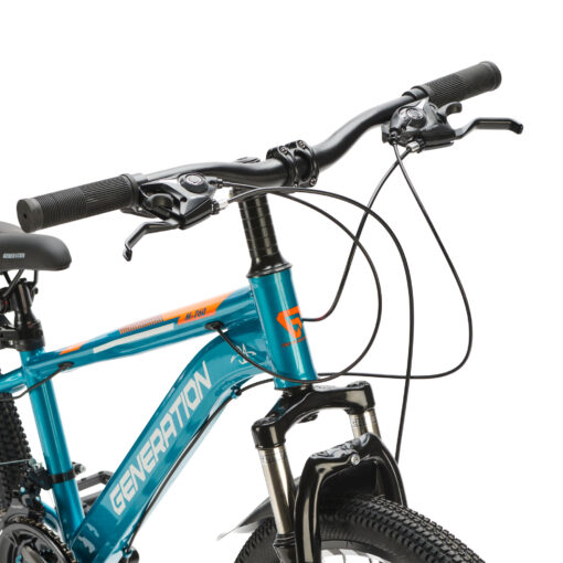 Ontdek de lichtblauwe Generation M-760 Mountainbike 24 inch voor kinderen van 7-10 jaar. Met stoer design, 21 versnellingen en schijfremmen voor optimale veiligheid en plezier!