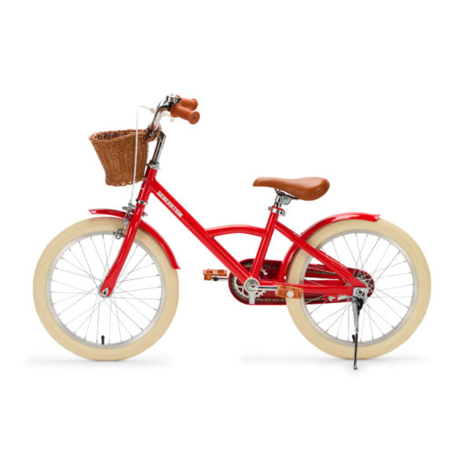 De Generation Classic 18 Inch Rood met mandje is een stoere kinderfiets voor kinderen van 5 tot 8 jaar. Met zijwieltjes, een stevig stalen frame, rotan mandje en bruine accenten is deze fiets zowel praktisch als stijlvol. Voorzien van een achteruittraprem én handrem, reflectoren en een gesloten kettingkast voor veilig en comfortabel fietsen.
