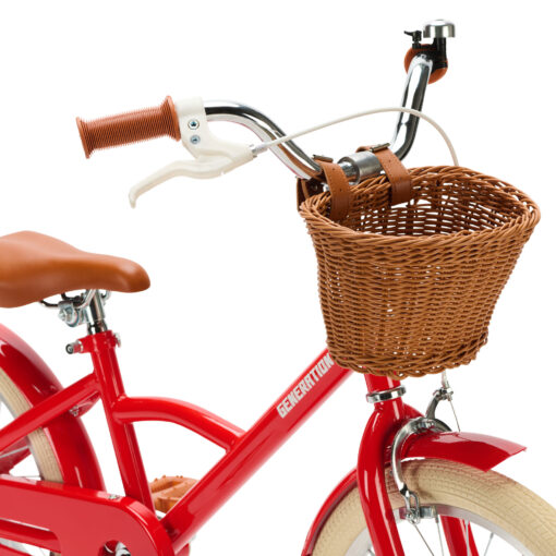 De Generation Classic 18 Inch Rood met mandje is een stoere kinderfiets voor kinderen van 5 tot 8 jaar. Met zijwieltjes, een stevig stalen frame, rotan mandje en bruine accenten is deze fiets zowel praktisch als stijlvol. Voorzien van een achteruittraprem én handrem, reflectoren en een gesloten kettingkast voor veilig en comfortabel fietsen.