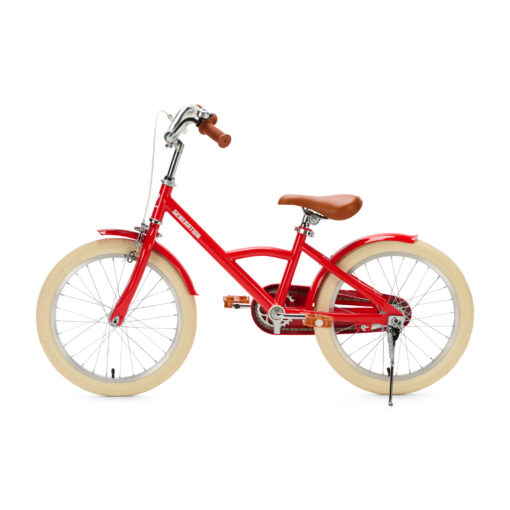 De Generation Classic 18 Inch Rood is een stoere kinderfiets voor kinderen van 5 tot 8 jaar. Met zijwieltjes, een stevig stalen frame en bruine accenten is deze fiets zowel praktisch als stijlvol. Voorzien van een achteruittraprem én handrem, reflectoren en een gesloten kettingkast voor veilig en comfortabel fietsen.