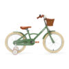 De Generation Classic 18 Inch Groen met mandje is een stoere kinderfiets voor kinderen van 5 tot 8 jaar. Met zijwieltjes, een stevig stalen frame, rotan mandje en bruine accenten is deze fiets zowel praktisch als stijlvol. Voorzien van een achteruittraprem én handrem, reflectoren en een gesloten kettingkast voor veilig en comfortabel fietsen.