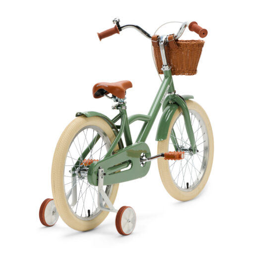 De Generation Classic 18 Inch Groen met mandje is een stoere kinderfiets voor kinderen van 5 tot 8 jaar. Met zijwieltjes, een stevig stalen frame, rotan mandje en bruine accenten is deze fiets zowel praktisch als stijlvol. Voorzien van een achteruittraprem én handrem, reflectoren en een gesloten kettingkast voor veilig en comfortabel fietsen.