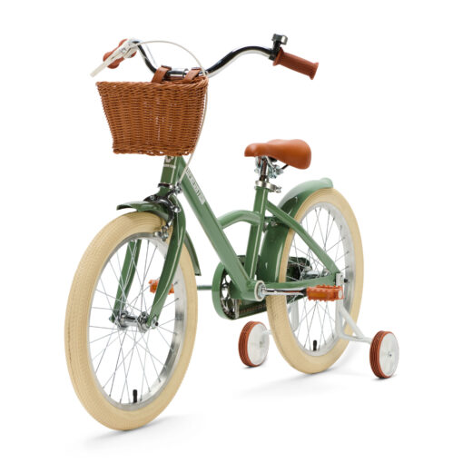 De Generation Classic 18 Inch Groen met mandje is een stoere kinderfiets voor kinderen van 5 tot 8 jaar. Met zijwieltjes, een stevig stalen frame, rotan mandje en bruine accenten is deze fiets zowel praktisch als stijlvol. Voorzien van een achteruittraprem én handrem, reflectoren en een gesloten kettingkast voor veilig en comfortabel fietsen.