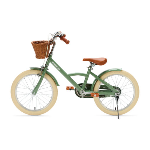 De Generation Classic 18 Inch Groen met mandje is een stoere kinderfiets voor kinderen van 5 tot 8 jaar. Met zijwieltjes, een stevig stalen frame, rotan mandje en bruine accenten is deze fiets zowel praktisch als stijlvol. Voorzien van een achteruittraprem én handrem, reflectoren en een gesloten kettingkast voor veilig en comfortabel fietsen.