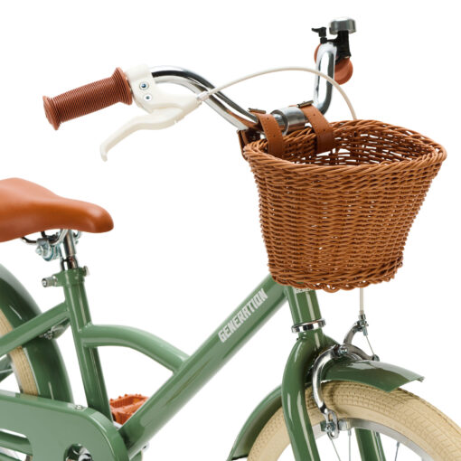 De Generation Classic 18 Inch Groen met mandje is een stoere kinderfiets voor kinderen van 5 tot 8 jaar. Met zijwieltjes, een stevig stalen frame, rotan mandje en bruine accenten is deze fiets zowel praktisch als stijlvol. Voorzien van een achteruittraprem én handrem, reflectoren en een gesloten kettingkast voor veilig en comfortabel fietsen.