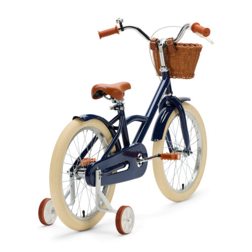 De Generation Classic 18 Inch Blauw met mandje is een stoere kinderfiets voor kinderen van 5 tot 8 jaar. Met zijwieltjes, een stevig stalen frame, rotan mandje en bruine accenten is deze fiets zowel praktisch als stijlvol. Voorzien van een achteruittraprem én handrem, reflectoren en een gesloten kettingkast voor veilig en comfortabel fietsen.
