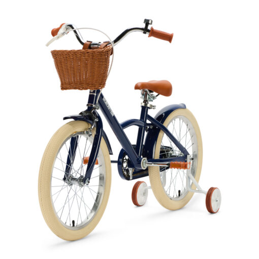 De Generation Classic 18 Inch Blauw met mandje is een stoere kinderfiets voor kinderen van 5 tot 8 jaar. Met zijwieltjes, een stevig stalen frame, rotan mandje en bruine accenten is deze fiets zowel praktisch als stijlvol. Voorzien van een achteruittraprem én handrem, reflectoren en een gesloten kettingkast voor veilig en comfortabel fietsen.