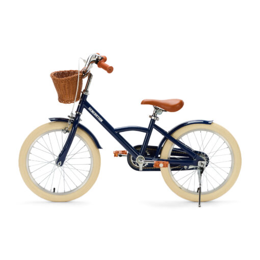 De Generation Classic 18 Inch Blauw met mandje is een stoere kinderfiets voor kinderen van 5 tot 8 jaar. Met zijwieltjes, een stevig stalen frame, rotan mandje en bruine accenten is deze fiets zowel praktisch als stijlvol. Voorzien van een achteruittraprem én handrem, reflectoren en een gesloten kettingkast voor veilig en comfortabel fietsen.
