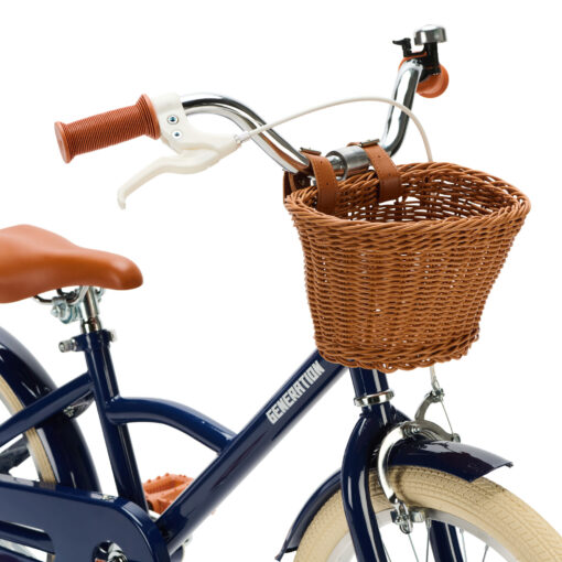 De Generation Classic 18 Inch Blauw met mandje is een stoere kinderfiets voor kinderen van 5 tot 8 jaar. Met zijwieltjes, een stevig stalen frame, rotan mandje en bruine accenten is deze fiets zowel praktisch als stijlvol. Voorzien van een achteruittraprem én handrem, reflectoren en een gesloten kettingkast voor veilig en comfortabel fietsen.