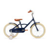 De Generation Classic 18 Inch Blauw is een stoere kinderfiets voor kinderen van 5 tot 8 jaar. Met zijwieltjes, een stevig stalen frame en bruine accenten is deze fiets zowel praktisch als stijlvol. Voorzien van een achteruittraprem én handrem, reflectoren en een gesloten kettingkast voor veilig en comfortabel fietsen.