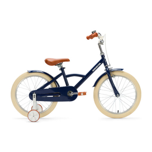 De Generation Classic 18 Inch Blauw is een stoere kinderfiets voor kinderen van 5 tot 8 jaar. Met zijwieltjes, een stevig stalen frame en bruine accenten is deze fiets zowel praktisch als stijlvol. Voorzien van een achteruittraprem én handrem, reflectoren en een gesloten kettingkast voor veilig en comfortabel fietsen.