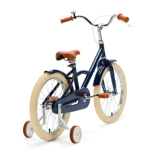 De Generation Classic 18 Inch Blauw is een stoere kinderfiets voor kinderen van 5 tot 8 jaar. Met zijwieltjes, een stevig stalen frame en bruine accenten is deze fiets zowel praktisch als stijlvol. Voorzien van een achteruittraprem én handrem, reflectoren en een gesloten kettingkast voor veilig en comfortabel fietsen.