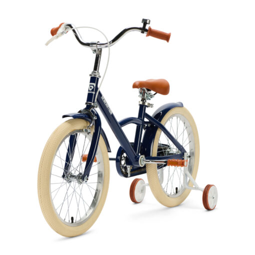 De Generation Classic 18 Inch Blauw is een stoere kinderfiets voor kinderen van 5 tot 8 jaar. Met zijwieltjes, een stevig stalen frame en bruine accenten is deze fiets zowel praktisch als stijlvol. Voorzien van een achteruittraprem én handrem, reflectoren en een gesloten kettingkast voor veilig en comfortabel fietsen.