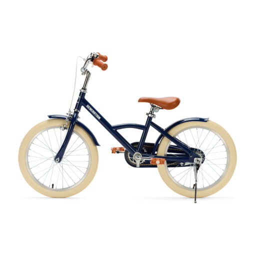 De Generation Classic 18 Inch Blauw is een stoere kinderfiets voor kinderen van 5 tot 8 jaar. Met zijwieltjes, een stevig stalen frame en bruine accenten is deze fiets zowel praktisch als stijlvol. Voorzien van een achteruittraprem én handrem, reflectoren en een gesloten kettingkast voor veilig en comfortabel fietsen.