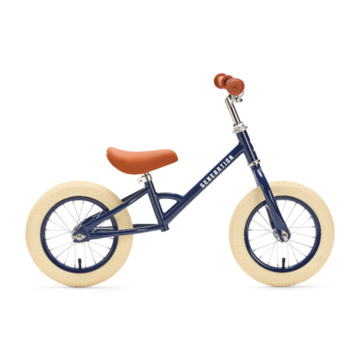 De Generation Loopfiets Blauw is een lichtgewicht loopfiets voor kindjes van 2 tot 4 jaar. Met een verstelbaar zadel, stevig frame en stijlvolle afwerking (blauw frame, witte wielen en bruin zadel en handvatten) is deze fiets ideaal voor de eerste stapjes richting écht fietsen.