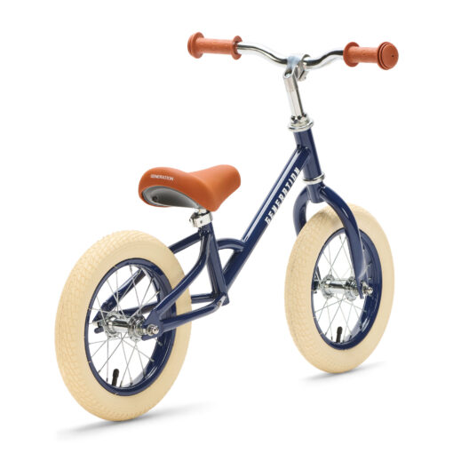 De Generation Loopfiets Blauw is een lichtgewicht loopfiets voor kindjes van 2 tot 4 jaar. Met een verstelbaar zadel, stevig frame en stijlvolle afwerking (blauw frame, witte wielen en bruin zadel en handvatten) is deze fiets ideaal voor de eerste stapjes richting écht fietsen.