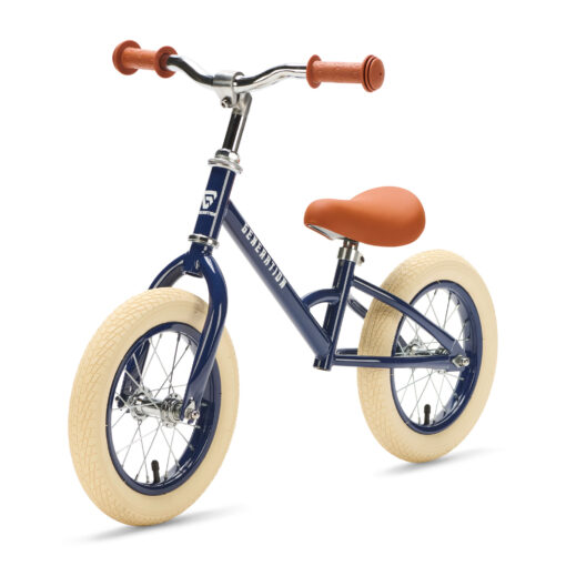 De Generation Loopfiets Blauw is een lichtgewicht loopfiets voor kindjes van 2 tot 4 jaar. Met een verstelbaar zadel, stevig frame en stijlvolle afwerking (blauw frame, witte wielen en bruin zadel en handvatten) is deze fiets ideaal voor de eerste stapjes richting écht fietsen.