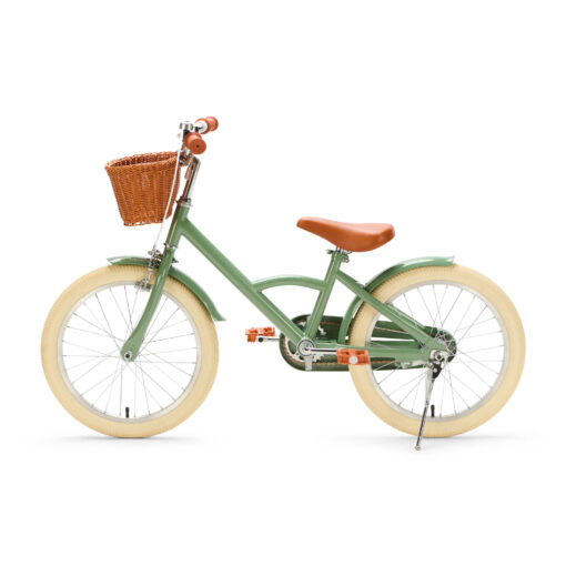 De Generation Classic 18 Inch Groen met mandje is een stoere kinderfiets voor kinderen van 5 tot 8 jaar. Met zijwieltjes, een stevig stalen frame, rotan mandje en bruine accenten is deze fiets zowel praktisch als stijlvol. Voorzien van een achteruittraprem én handrem, reflectoren en een gesloten kettingkast voor veilig en comfortabel fietsen.