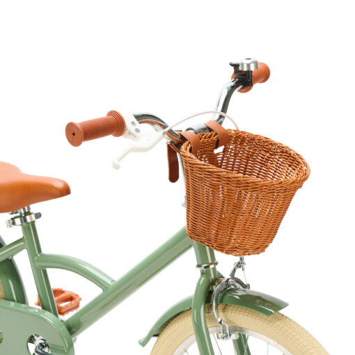 De Generation Classic 18 Inch Groen met mandje is een stoere kinderfiets voor kinderen van 5 tot 8 jaar. Met zijwieltjes, een stevig stalen frame, rotan mandje en bruine accenten is deze fiets zowel praktisch als stijlvol. Voorzien van een achteruittraprem én handrem, reflectoren en een gesloten kettingkast voor veilig en comfortabel fietsen.
