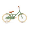 De Generation Classic 18 Inch Groen is een stoere kinderfiets voor kinderen van 5 tot 8 jaar. Met zijwieltjes, een stevig stalen frame en bruine accenten is deze fiets zowel praktisch als stijlvol. Voorzien van een achteruittraprem én handrem, reflectoren en een gesloten kettingkast voor veilig en comfortabel fietsen.