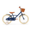 De Generation Classic 18 Inch Blauw met mandje is een stoere kinderfiets voor kinderen van 5 tot 8 jaar. Met zijwieltjes, een stevig stalen frame, rotan mandje en bruine accenten is deze fiets zowel praktisch als stijlvol. Voorzien van een achteruittraprem én handrem, reflectoren en een gesloten kettingkast voor veilig en comfortabel fietsen.