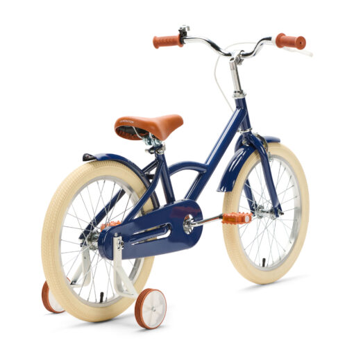 De Generation Classic 18 Inch Blauw is een stoere kinderfiets voor kinderen van 5 tot 8 jaar. Met zijwieltjes, een stevig stalen frame en bruine accenten is deze fiets zowel praktisch als stijlvol. Voorzien van een achteruittraprem én handrem, reflectoren en een gesloten kettingkast voor veilig en comfortabel fietsen.