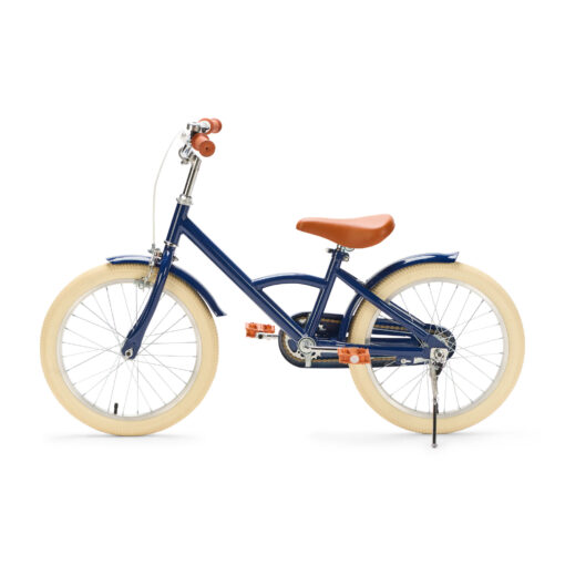 De Generation Classic 18 Inch Blauw is een stoere kinderfiets voor kinderen van 5 tot 8 jaar. Met zijwieltjes, een stevig stalen frame en bruine accenten is deze fiets zowel praktisch als stijlvol. Voorzien van een achteruittraprem én handrem, reflectoren en een gesloten kettingkast voor veilig en comfortabel fietsen.