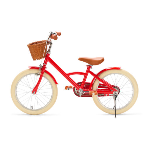 De Generation Classic 18 Inch Rood met mandje is een stoere kinderfiets voor kinderen van 5 tot 8 jaar. Met zijwieltjes, een stevig stalen frame, rotan mandje en bruine accenten is deze fiets zowel praktisch als stijlvol. Voorzien van een achteruittraprem én handrem, reflectoren en een gesloten kettingkast voor veilig en comfortabel fietsen.