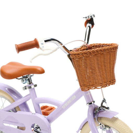 De Generation Classic 12 inch Lila – Kinderfiets met Mandje is een stevige en stijlvolle eerste fiets voor kinderen van 2 tot 4 jaar. Met zijwieltjes en een bel combineert deze klassieke kinderfiets veiligheid en comfort met een vrolijke uitstraling.