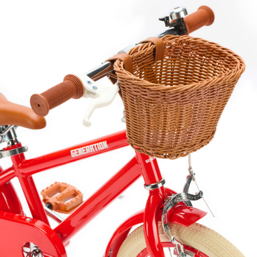 De Generation Retro 14 inch Rood – Kinderfiets met mandje is een stijlvolle vintage kinderfiets voor kinderen van 3 tot 5 jaar. Met stevige remmen, zijwieltjes en een handig mandje is deze fiets perfect voor de eerste echte fietservaringen.