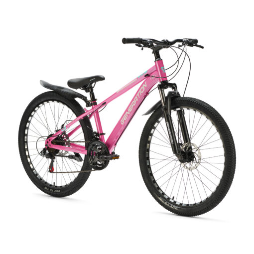 De Generation M-760 Mountainbike 26 inch – Roze met spatborden is een stoere en robuuste fiets voor jonge avonturiers vanaf 9 jaar. Met 21 versnellingen, schijfremmen en een geveerde voorvork is deze mountainbike perfect voor ritten op zowel de weg als ruig terrein. Het sterke stalen frame en het sportieve blauwe design zorgen voor veiligheid, comfort en een coole uitstraling.