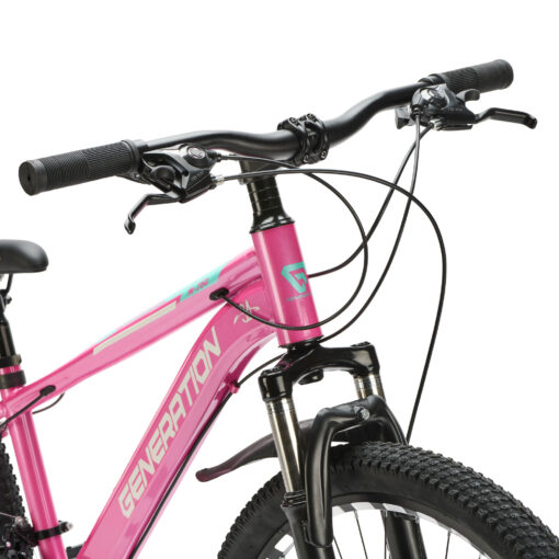 De Generation M-760 Mountainbike 26 inch – Roze met spatborden is een stoere en robuuste fiets voor jonge avonturiers vanaf 9 jaar. Met 21 versnellingen, schijfremmen en een geveerde voorvork is deze mountainbike perfect voor ritten op zowel de weg als ruig terrein. Het sterke stalen frame en het sportieve blauwe design zorgen voor veiligheid, comfort en een coole uitstraling.