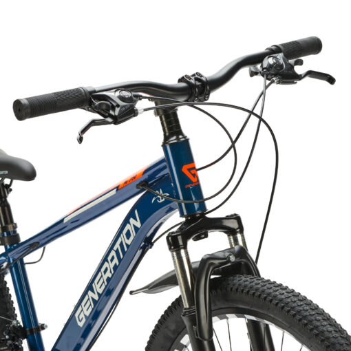 De Generation M-760 Mountainbike 26 inch – Blauw is een stoere en robuuste fiets voor jonge avonturiers vanaf 9 jaar. Met 21 versnellingen, schijfremmen en een geveerde voorvork is deze mountainbike perfect voor ritten op zowel de weg als ruig terrein. Het sterke stalen frame en het sportieve blauwe design zorgen voor veiligheid, comfort en een coole uitstraling.