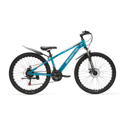 De Generation M-760 Mountainbike 26 inch – Lichtblauw met spatborden is een stoere en robuuste fiets voor jonge avonturiers vanaf 9 jaar. Met 21 versnellingen, schijfremmen en een geveerde voorvork is deze mountainbike perfect voor ritten op zowel de weg als ruig terrein. Het sterke stalen frame en het sportieve blauwe design zorgen voor veiligheid, comfort en een coole uitstraling.