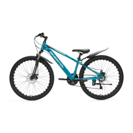 De Generation M-760 Mountainbike 26 inch – Lichtblauw met spatborden is een stoere en robuuste fiets voor jonge avonturiers vanaf 9 jaar. Met 21 versnellingen, schijfremmen en een geveerde voorvork is deze mountainbike perfect voor ritten op zowel de weg als ruig terrein. Het sterke stalen frame en het sportieve blauwe design zorgen voor veiligheid, comfort en een coole uitstraling.