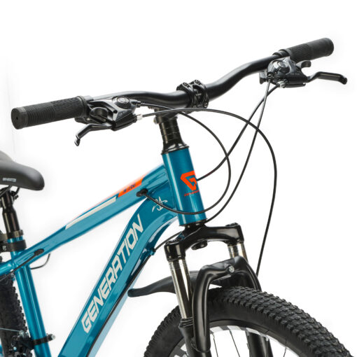 De Generation M-760 Mountainbike 26 inch – Lichtblauw met spatborden is een stoere en robuuste fiets voor jonge avonturiers vanaf 9 jaar. Met 21 versnellingen, schijfremmen en een geveerde voorvork is deze mountainbike perfect voor ritten op zowel de weg als ruig terrein. Het sterke stalen frame en het sportieve blauwe design zorgen voor veiligheid, comfort en een coole uitstraling.