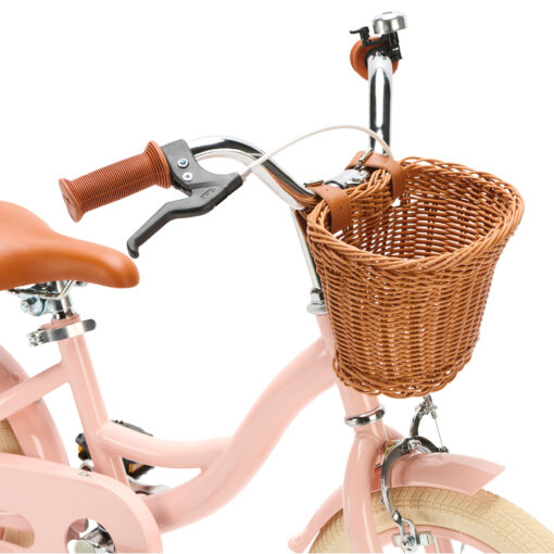 Op de roze Generation Blanco kinderfiets 14 inch met mandje trekt jouw kind zeker de aandacht! Deze stoere fiets, geschikt voor kinderen van 3 tot 5 jaar, wordt met zijwieltjes geleverd en is daarom ook perfect geschikt voor kinderen die nog wat ondersteuning kunnen gebruiken.