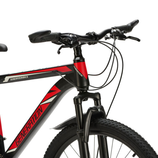 De Generation Mountainbike 26 inch Rood/Zwart met spatborden is een stoere en betrouwbare fiets voor kinderen van 10 tot 14 jaar. Met 21 versnellingen, geveerde voorvork, schijfremmen en verstelbaar zadel en stuur is deze mountainbike perfect voor straat- en recreatieve off-road ritten, zelfs bij regenachtig weer.