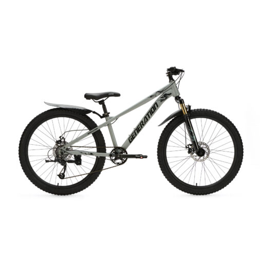 De Generation X8 Mountainbike 26 inch Grijs met spatborden is een stoere en praktische fiets voor kinderen van 10 tot 14 jaar. Met 8 versnellingen, schijfremmen voor en achter en verstelbaar zadel is deze mountainbike perfect voor straat- en recreatieve off-road ritten, zelfs bij nat weer of modderige paden.